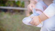 Do koliko meseci beba nikako NE TREBA da nosi obuću? Stopala su tada posebno osetljiva 