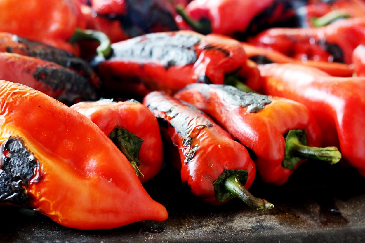 Oljuštite pečene paprike za MINUT: Trik koji će DOMAĆICAMA olakšati pripremu AJVARA