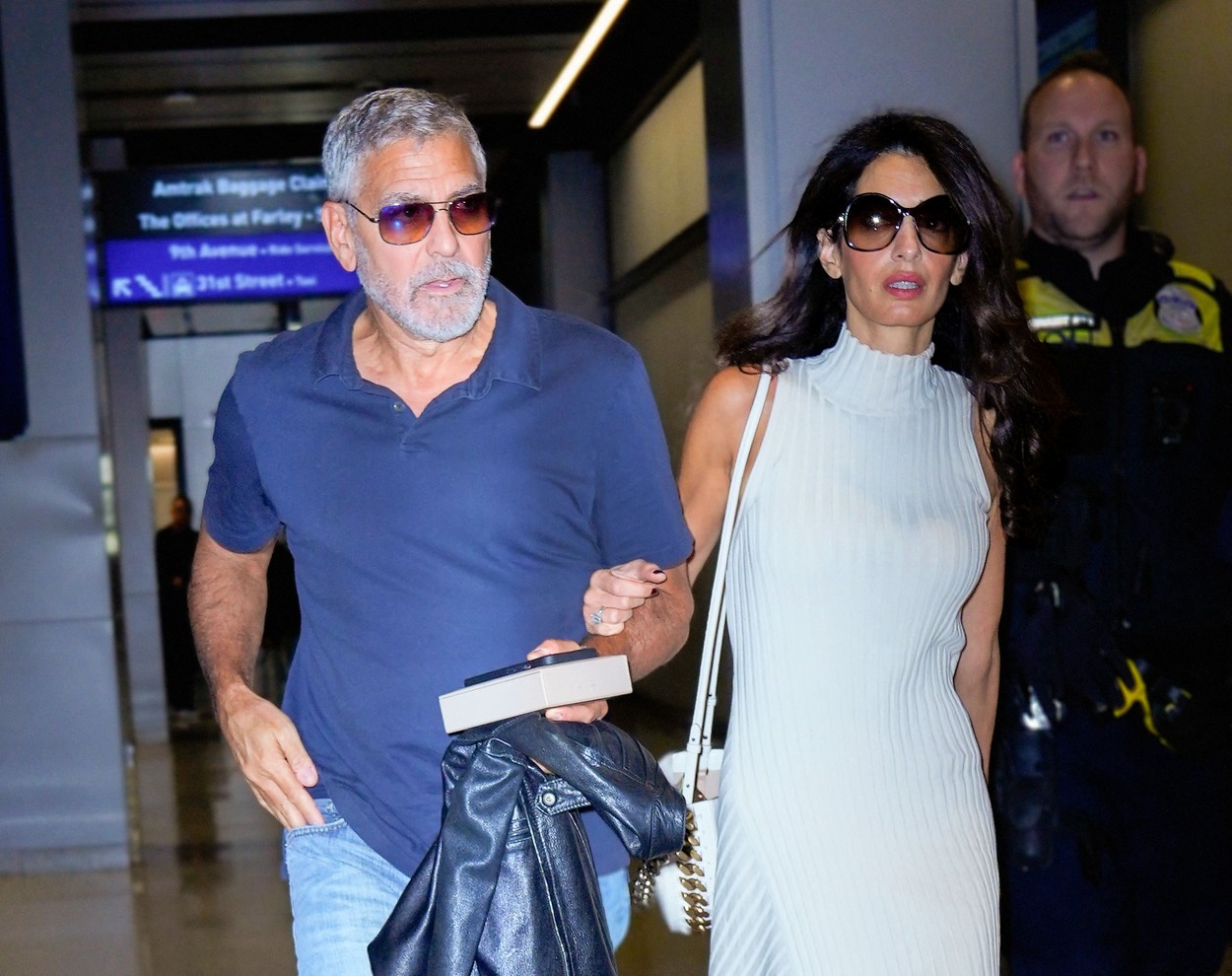 Poznati par u JAVNOM PREVOZU: Džordž Kluni i Amal na železničkoj stanici, ona još jednom zadala modni zadatak (FOTO)