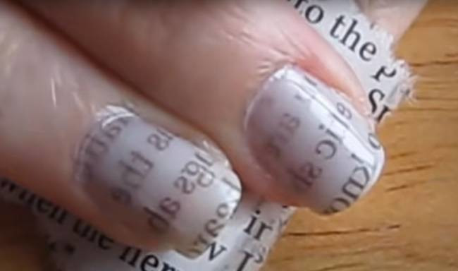 Budite posebne i drugačije: Nalakirajte nokte pomoću novina (VIDEO)