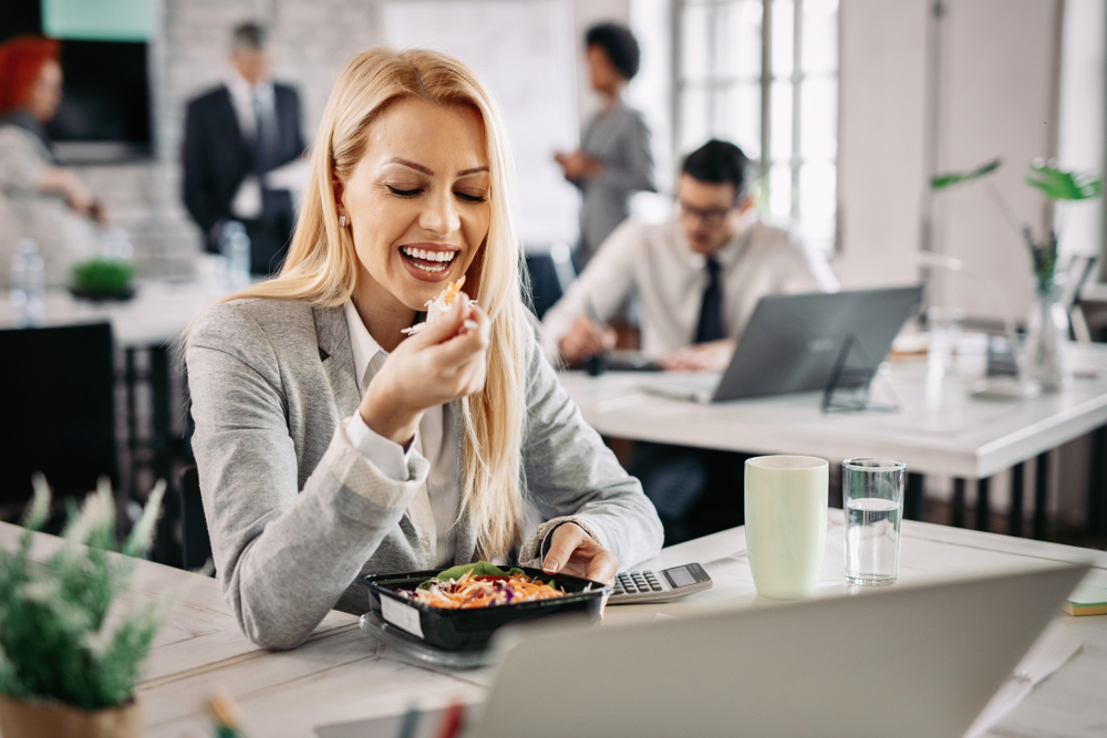 Ishrana na poslu: Najveće greške koje pravimo dok jedemo u kancelariji