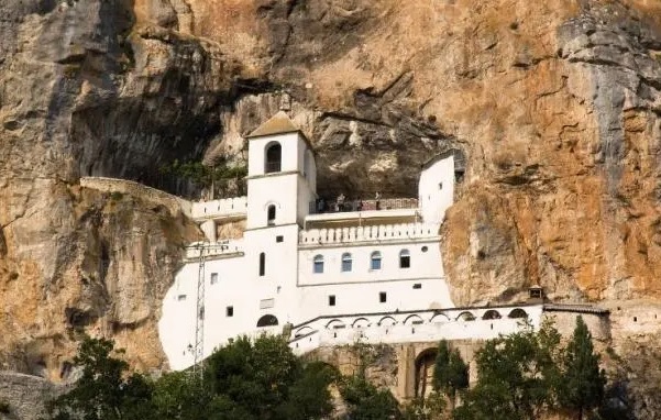 ŠTA treba poneti NA OSTROG: OVO je najvažnije PRILIKOM posete manastiru, a po povratku nikako NE PRAVITE NAJVEĆU GREŠKU