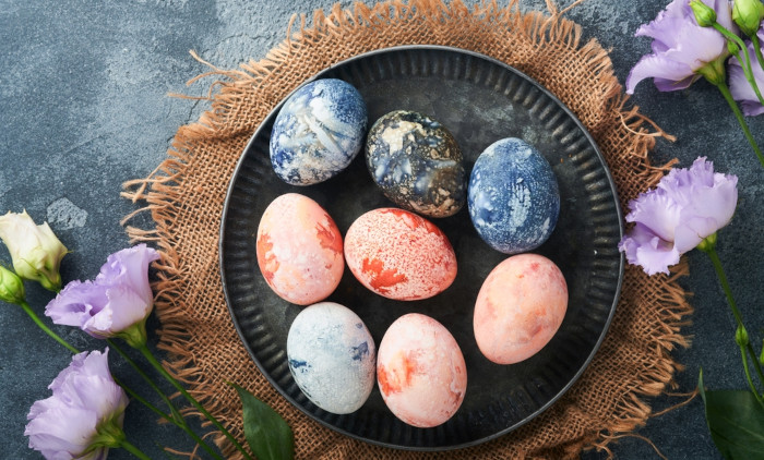 Ofarbajte jaja pomoću OBIČNE NAJLON KESE: Bez nereda i mnogo utrošenog vremena dobićete savršeno ukrašena jaja (RECEPT)