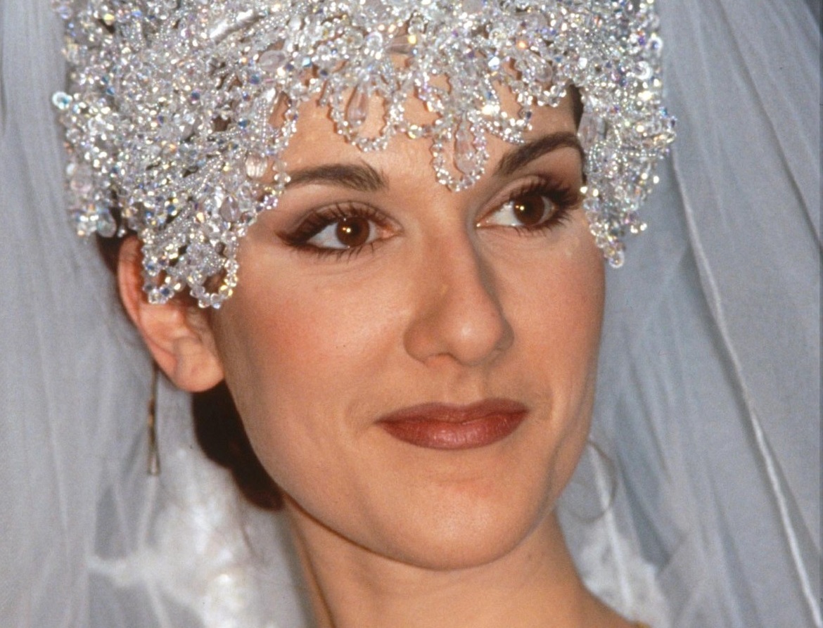 ZBOG VENČANICE ZAVRŠILA U BOLNICI: Grandiozna haljina i šlep od 6m bilo je sve o čemu je sanjala - ovako je izgledalo venčanje Selin Dion!