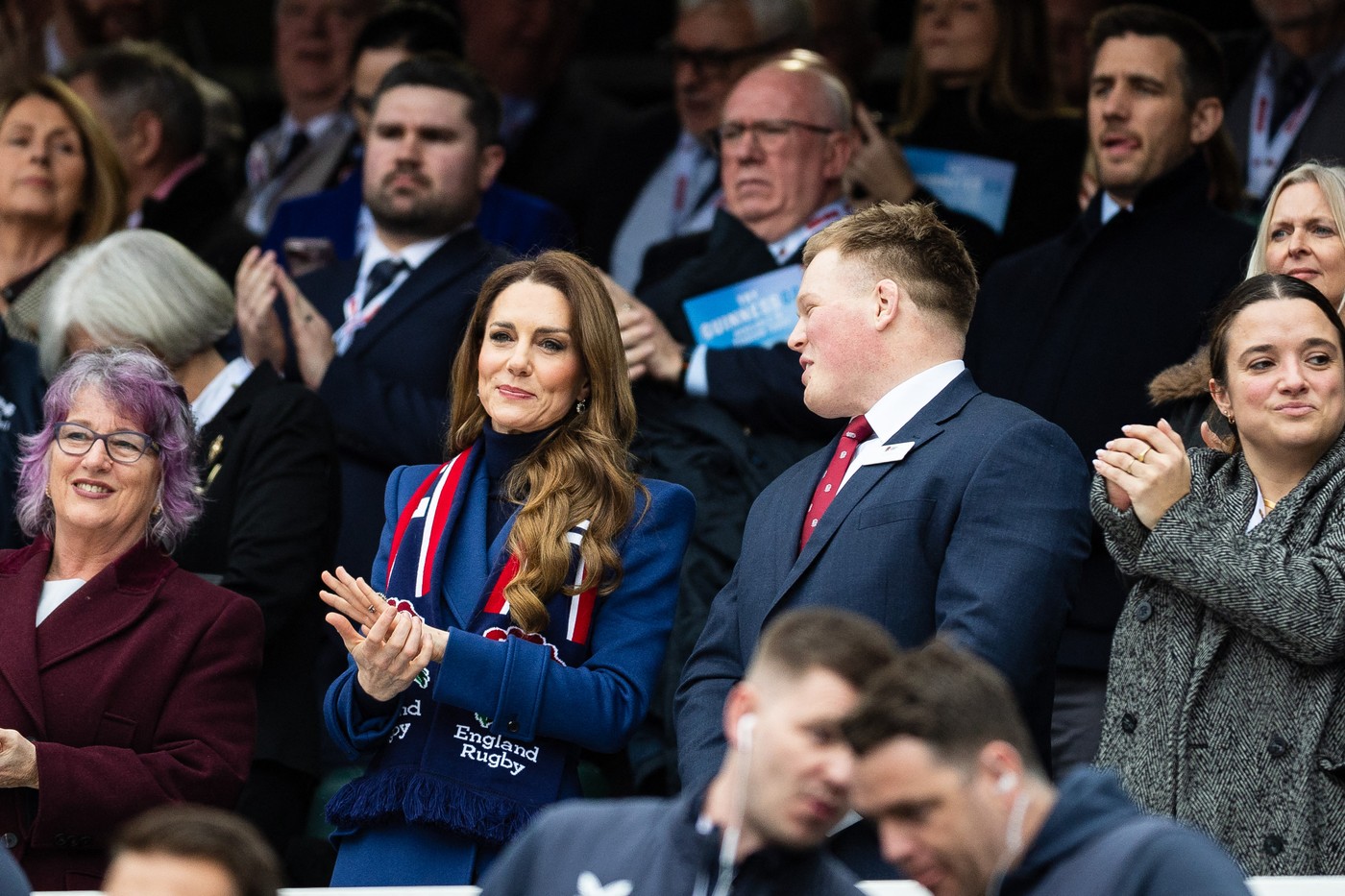 KEJT MIDLTON PRVI PUT U JAVNOSTI POSLE HAPŠENJA ENDRUA: Nasmejana i vesela uprkos činjenici da se dvor suočava sa ogromnom krizom (FOTO)