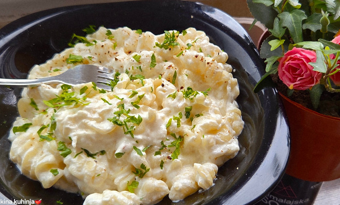 NAJKREMASTIJA BELA PASTA SA PAVLAKOM I KAČKAVALJEM: Isprobajte recept za preukusno jelo čiji će vas ukus oduševiti (VIDEO)