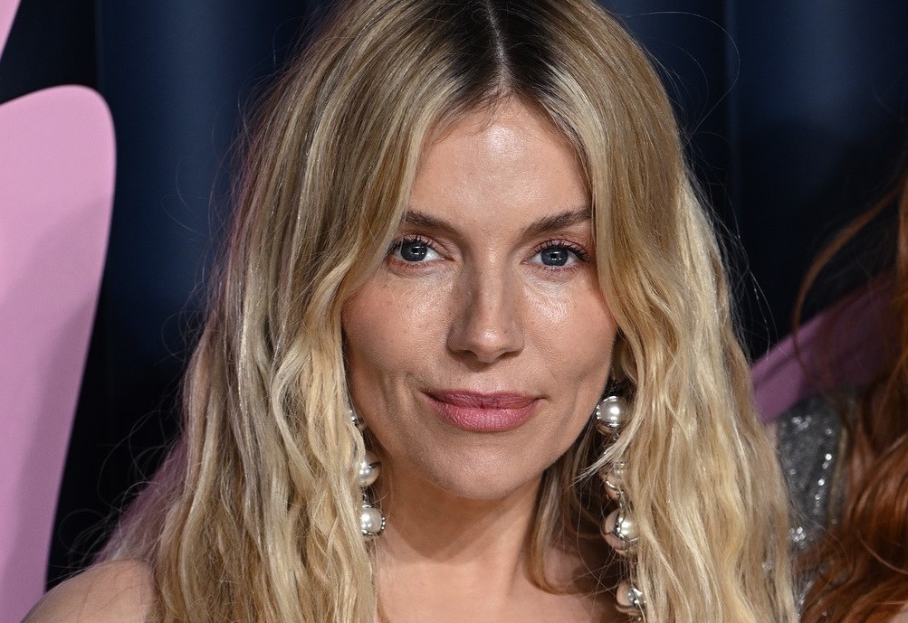 SIJENA MILER ŠOKIRALA IZJAVOM: Prelepa glumica otkrila zašto je bolje postati mama u 40. nego u 20. ili 30. godini!