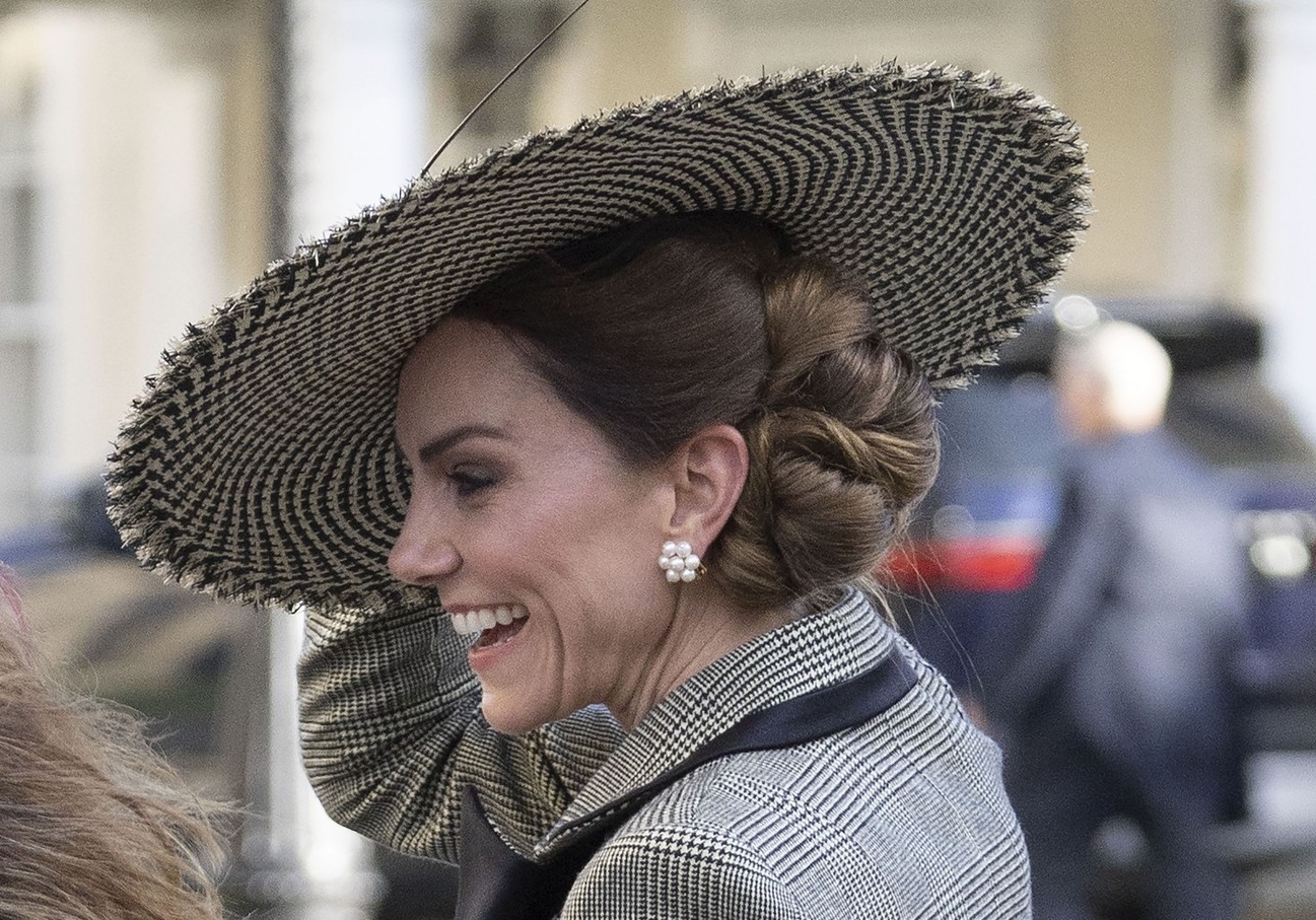 KEJT MIDLTON U MODNOM MOMENTU ZA PAMĆENJE: Vetar je učinio svoje, a odevnoj kombinaciji i detaljima priča ceo svet!