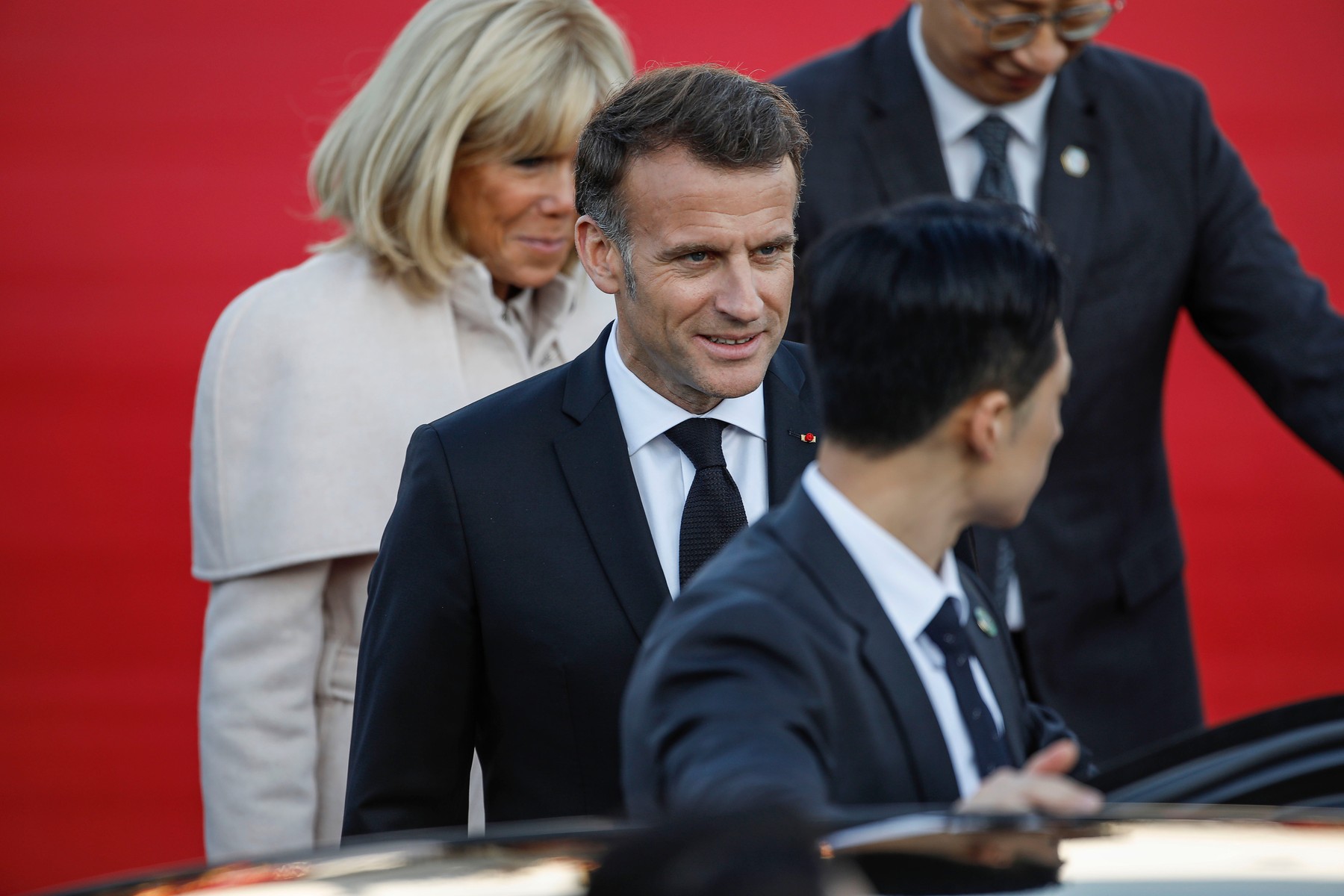 BRIŽIT MAKRON SE POJAVILA U JAVNOSTI NAKON ŠTO JU JE NAPRAO DONALD TRAMP: Muž odbrusio američkom predsedniku i zaštitio svoju ženu na pravi način