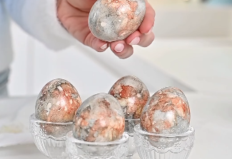 AKO STE VIDELI LEPŠE OFARBANA JAJA, JAVITE NAM: Trik je u seckanim papirićima! (VIDEO)