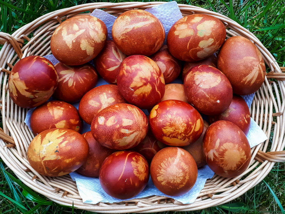 KAKO SE FARBAJU JAJA U LUKOVINI? Spoj prirode i tradicije