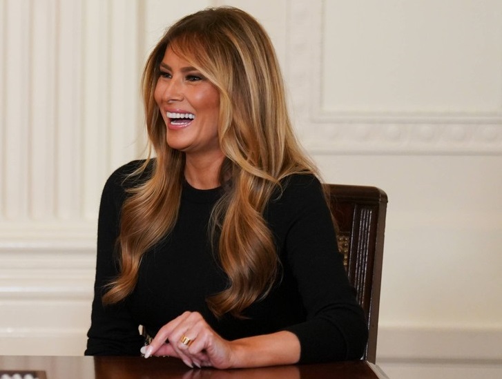 TIHI RAT MELANIJE TRAMP I ANE VINTUR: Najslavnija urednica pecnula prvu damu Amerike, svi su u čudu zbog jedne stvari! (FOTO)