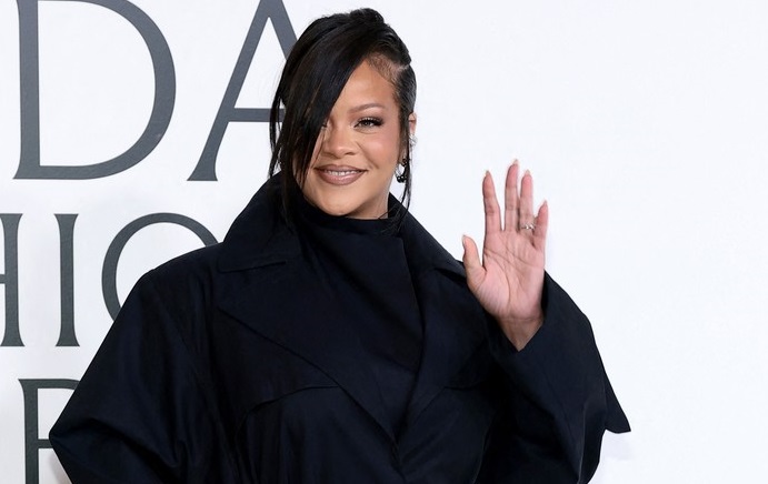 RIJANA USLIKANA U ŠOPINGU U PARIZU:Svi se pitaju da li je PONOVO trudna? (FOTO)