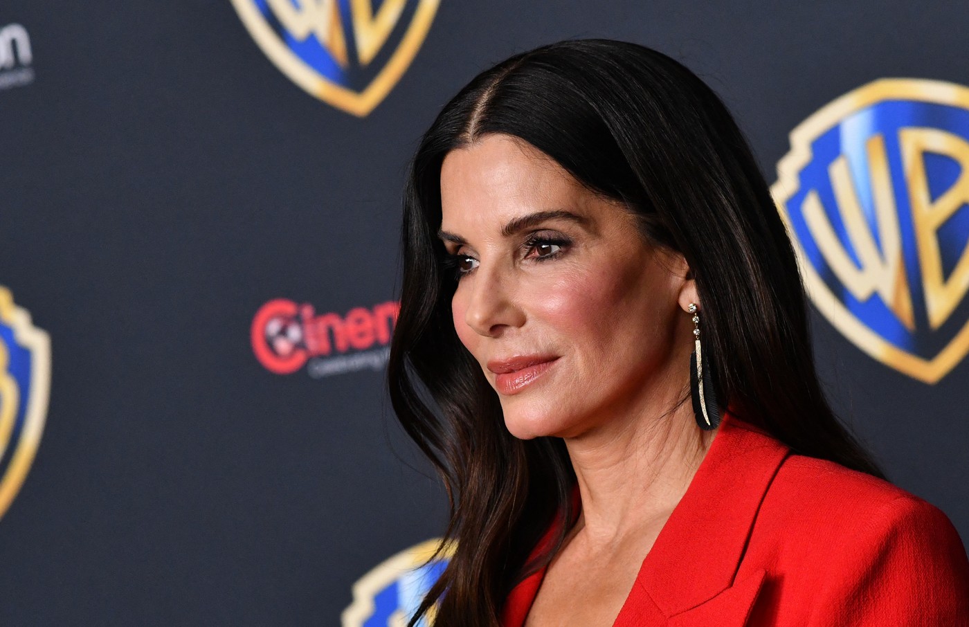 Povratak Sandre Bulok: Nakon godina pauze posle smrti supruga, glumica ponovo na crvenom tepihu, i izgleda sjajno (FOTO)