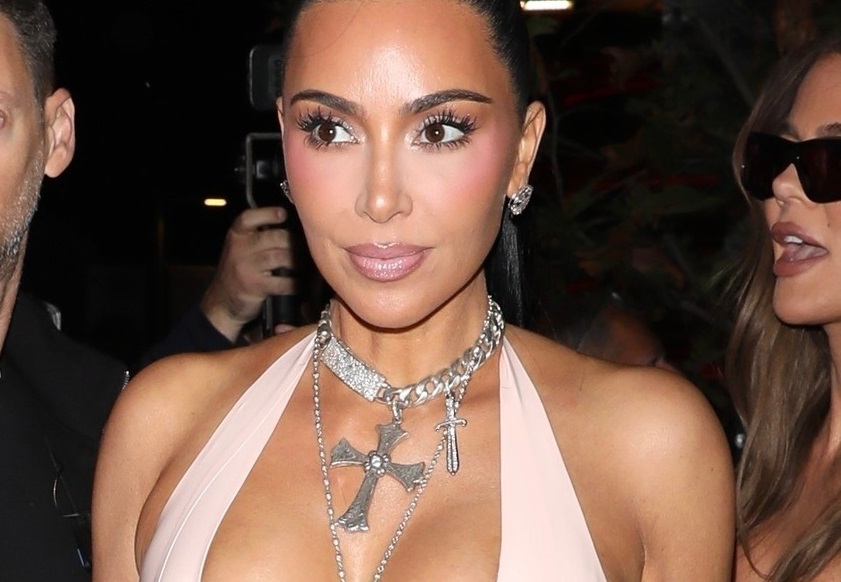 Sportistu na mrežama urnišu zbog veze sa Kim Kardašijan, a on uživa sa njom na plaži: "Zašto, Luise, zašto?" (foto)