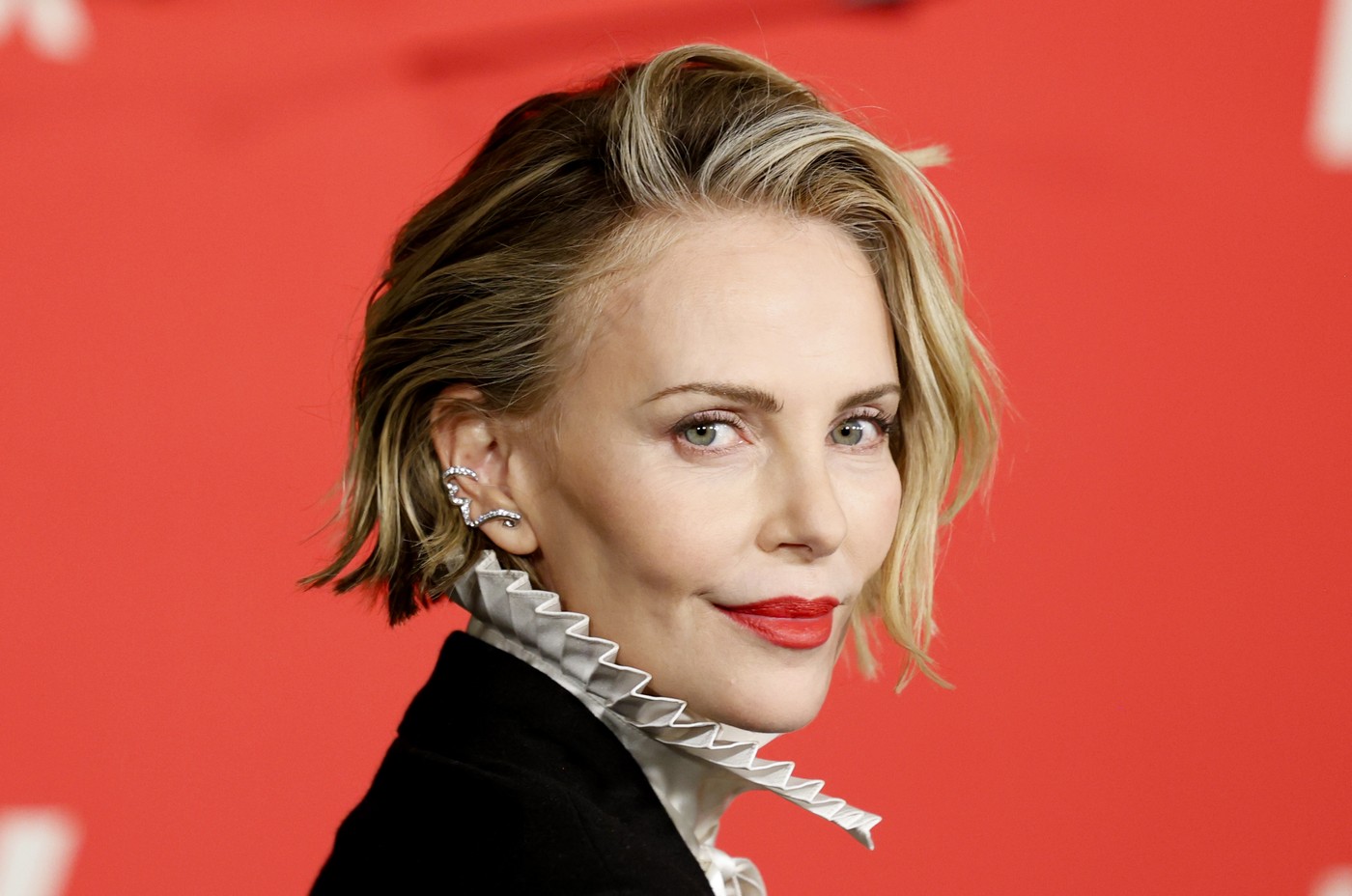 Šarliz Teron obukla sako na golo telo, srušila Njujork: Prelepa glumica rizikovala i trijumfovala (foto)