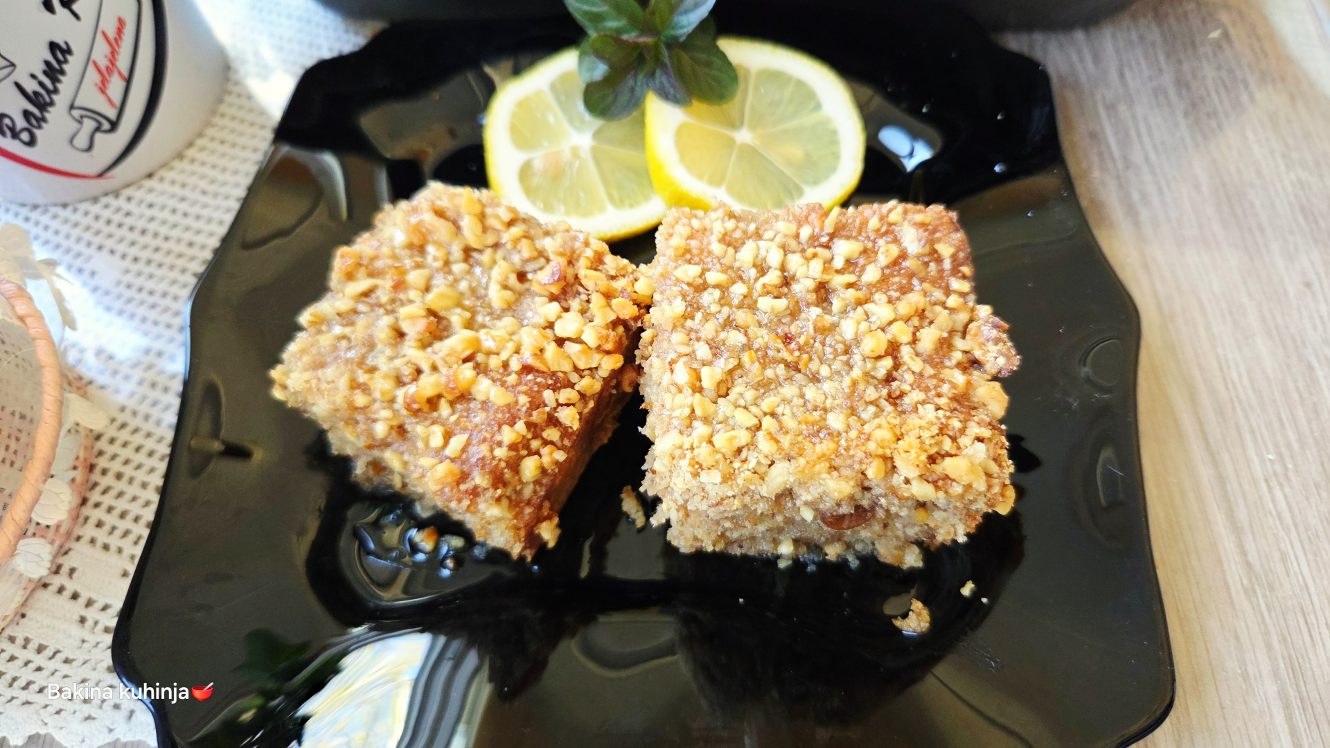 Starinski brzi kolač sa orasima i grizom: Idealan za sredinu radne nedelje (video)