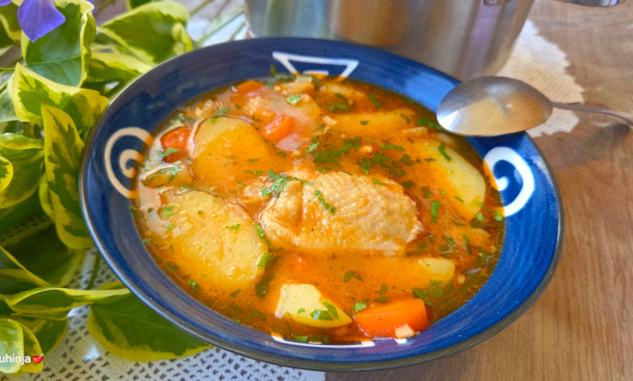 Recept za pravi pileći paprikaš bez brašna i zaprške: Trik sa krompirom učiniće da vaš paprikaš bude kremast i neodoljiv (video)