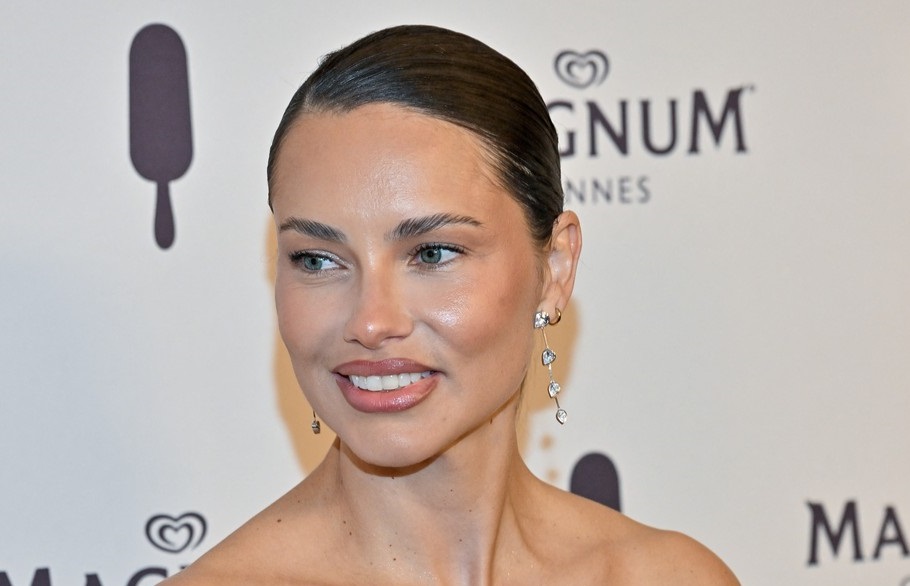 ADRIJANA LIMA POKAZALA ŠTA JE ELEGANCIJA: Obukla jednu od najlepših haljina do sad u Kanu, nađite sličnu i bićete glavna zvezda svakog događaja