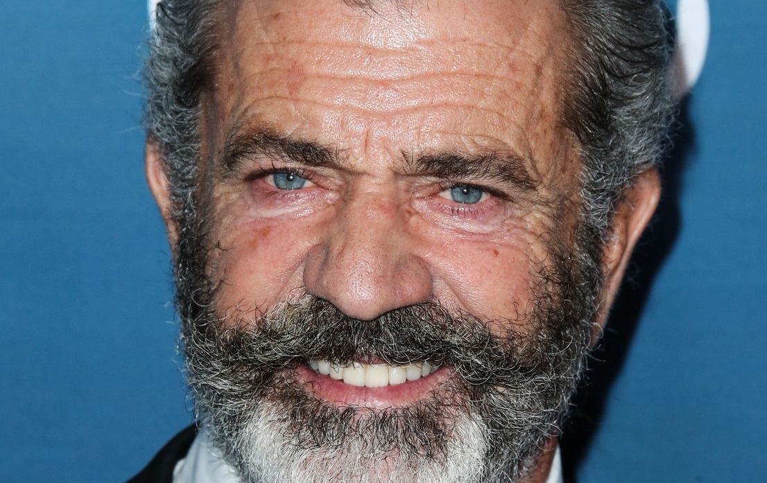 RAZVEO SE PRE 4 MESECA, OPET LUDO ZALJUBLJEN: Mel Gibson uhvaćen u strasnom poljupcu sa 26 godina mlađom glumicom (FOTO)
