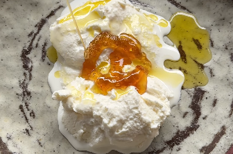 SMRZNUTI GRČKI JOGURT SA MEDOM I MASLINOVIM ULJEM: Novi viralni dezert koji morate da probate ovog leta! (RECEPT)
