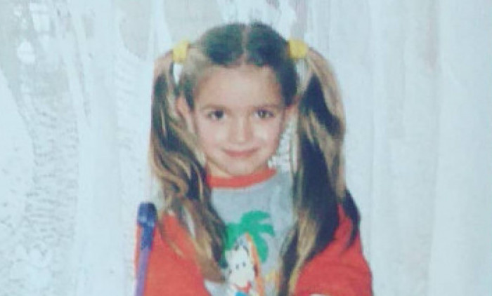 DA LI PREPOZNAJETE DEVOJČICU SA FOTOGRAFIJE? Danas je jedna od naših najatraktivnijh pevačica
