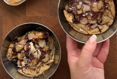 VRUĆI KEKS SA ČOKOLADOM POSLUŽEN PREKO SLADOLEDA OV VANILE JE NOVI VIRALNI RECEPT: Evo kako se pravi