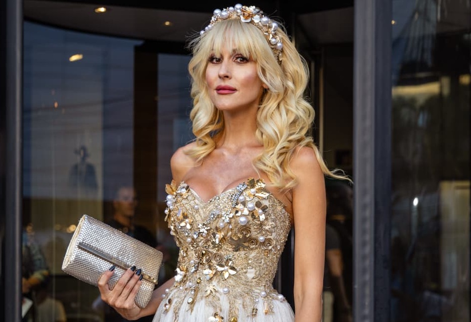 BAJKOVIT IZGLED NA PREMIJERI , A POTPUNO DRUGAČIJI NA FILMU: Iva Štrljić zablistala na crvenom tepihu u prelepoj kreaciji, fanovi je obasuli komentarima