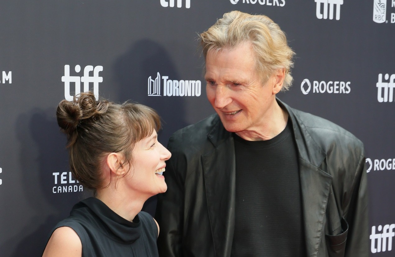 DOK JE SAHRANJIVAO SUPRUGU, ZAKLEO SE DA JE NIKADA NEĆE ZABORAVITI: Danas ljubi duplo mlađu ženu i svi bruje o njihovoj vezi (FOTO)