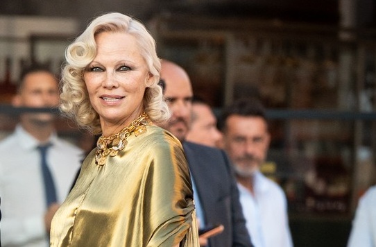 ZLATNA HALJINA PALA U DRUGI PLAN! Pamela Anderson napravila neočekivan potez i prekršila pravilo koje je godinama poštovala (FOTO)