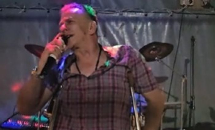ZBOG GREŠKE RODITELJA CEO ŽIVOT HODA NA ŠTAKAMA: Poznati pevač je kao dete morao na operaciju, ali njegovi majka i otac nisu potpisali saglasnost