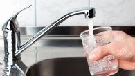 KAKO NEDOSTATAK VODE UTIČE NA MOZAK, MIŠIĆE I IMUNITET? Telo šalje jasne znakove 