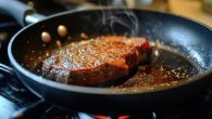 TEHNIKA PRŽENJA MESA BEZ ULJA: Evo u čemu je tajna 