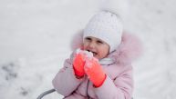 ДА ЛИ ЈЕ ОПАСНО ДА ДЕЦА ЈЕДУ СНЕГ: Доктори решили дилему која мучи многе родитеље