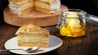 FIL OD MEDA, KARAMELE I PUTERA: Napravite Marlenka tortu, kolač koji osvaja na prvi zalogaj (RECEPT)