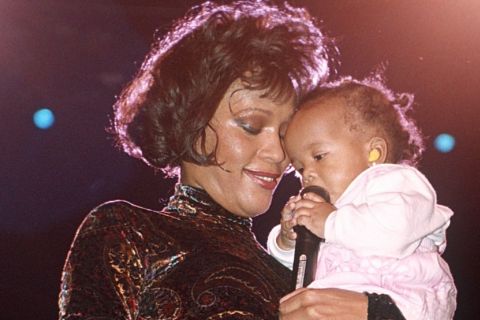 DETALJI OBDUKCIJE OBJAVLJENI TEK 2020. GODNE, PORODICA NIJE MOGLA DA POVERUJE: Vitni Hjuston je uzela devet različiith vrsta droge u noći kada je umrla!