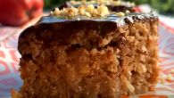 SAVRŠEN KOLAČ OD JABUKA I GRIZA: Mere na šolju, sočan i jeftin i svi ga obožavaju! (RECEPT)
