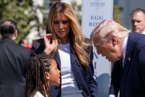 MELANIJA SE POJAVILA PONOVO BESPREKORNO OBUČENA: Obukla pantalone u boji slonovače i mornarsku jaknu, ovo morate da vidite! (FOTO)