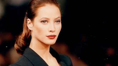 ИМА 57. ГОДИНА И КАДА ЈЕ ИЗАШЛА НА ПИСТУ, СВИМА СУ ПОПАДАЛЕ ВИЛИЦЕ: Погледајте како изгледа жена која је одлучила да стари природно и достојанствено