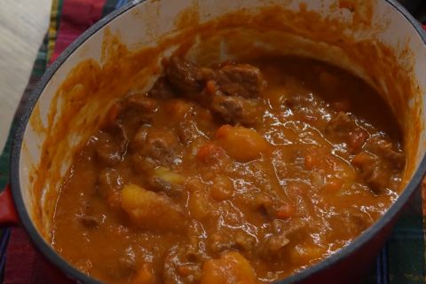 JUNEĆI GULAŠ NA ITALIJANSKI NAČIN: Jedan trik čini meso neverovatno mekanim i sočnim (RECEPT)
