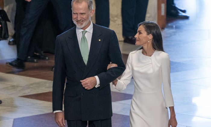 KRALJICA LETICIJA PONOVO POMERILA GRANICE ELEGANCIJE: U belom za istorijski dan za Španiju