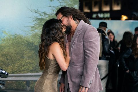 ZAŠTO SE SVI ČUDE NOVOJ VEZI DžEJSONA MAMOE? LJudi se gade, a nije u pitanju razlika u godinama! (FOTO)