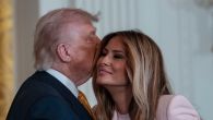 МЕЛАНИЈА ТРАМП СЕ ПОЈАВИЛА У БОЈИ ГОДИНЕ И ОДУШЕВИЛА: Пенсил сукња истакла њену манекенску фигуру, а највише пажње је украо маникир (ФОТО)
