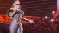 RIJANA NA SCENI POSLE 3 GODINE, FANOVI U ŠOKU: Pevačica iznenadila sve kad se pojavila kao gost na koncertu, dočekana ovacijama (VIDEO)