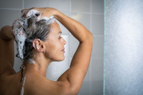 Frizerka upozorava da ako ovako koristimo peškir nakon pranja kose to može da je ošteti (VIDEO)