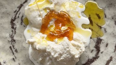 SMRZNUTI GRČKI JOGURT SA MEDOM I MASLINOVIM ULJEM: Novi viralni dezert koji morate da probate ovog leta! (RECEPT)