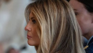 MELANIJA U POSETI AZIJI NIŽE STAJLINGE KOJI ODUZIMAJU DAH: Ono što je obukla za šetnju Kineskim zidom je vrhunac stila! (FOTO)