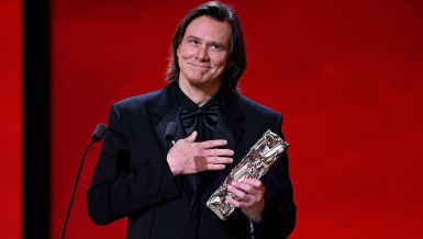 ФАНОВИ НЕ ВЕРУЈУ ДА ЈЕ ДЖИМ КЕРИ ЗАИСТА ДЖИМ КЕРИ: Глумчев тим се огласио након прича да је награду уместо њега преузео дублер? 