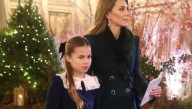 ЦЕЛА ПОРОДИЦА НА ОКУПУ ПОСЛЕ ПОЛА ГОДИНЕ: Ово су најслађи тренутци принцезе Кејт и њено троје деце на божићној служби! (ВИДЕО)