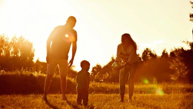 ОД КОГ РОДИТЕЉА ДЕТЕ НАСЛЕЂУЈЕ СКЛОНОСТ КА ЗАВИСНОСТИМА? Ево да ли је важнија мајчина или очева страна?